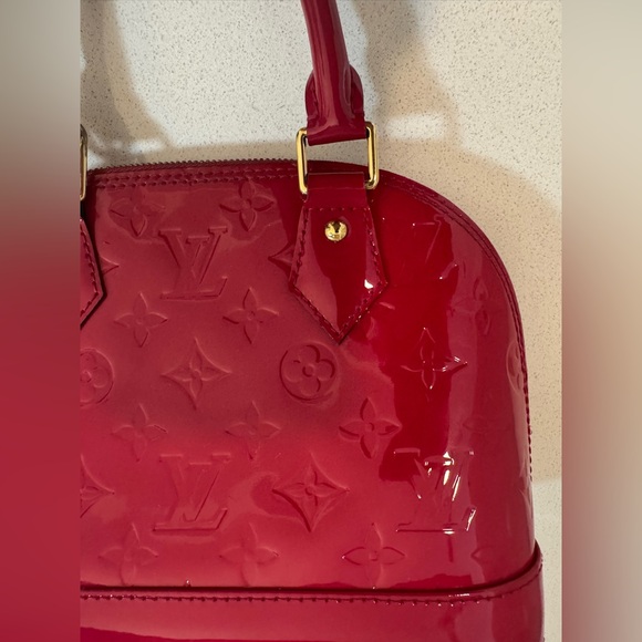 Louis Vuitton "Alma" Monogram pat-tent Leather Medium Size Bag in Red. Looks new - Picture 15 of 16
